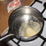 w garnku roztapia się masło