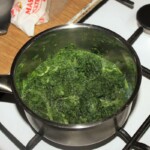 w garnku gotuje się pulpa ze szpinaku mrożonego