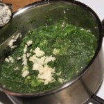 w garnku gotuje się pulpa ze szpinaku mrożonego