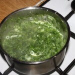 w garnku gotuje się pulpa ze szpinaku mrożonego