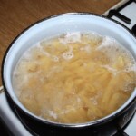 w garnku gotuje się makaron