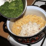 makaron z dorszem w sosie szpinakowym
