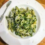 makaron z dorszem w sosie szpinakowym