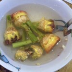 obrane karczochy w misce z wodą