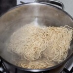 w garnku gotuje się makaron