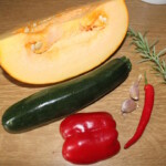 kawałek dużej dyni, cukinia, czerwona papryka