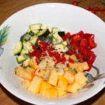 pokrojone w kostkę warzywa w misce