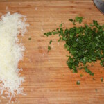 starty parmezan i posiekana natka pietruszki
