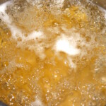 w garnku gotuje się makaron penne