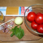 Makaron z sosem pomidorowym i świeżą bazylią składniki