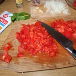 drobno posiekane pomidory na desce kuchennej