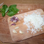 drobno posiekana cebula na desce kuchennej