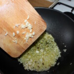 w oku smaży się drobno posiekana cebula