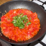 w woku dusi się sos ze świeżych pomidorów