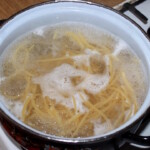 w garnku gotuje się makaron spaghetti
