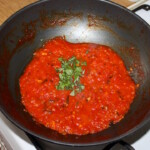 w woku gotuje się sos pomidorowy po włosku