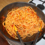 Makaron z sosem pomidorowym w woku