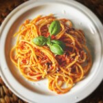 Makaron z sosem pomidorowym i świeżą bazylią