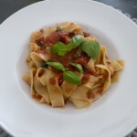 Makaron z sosem pomidorowym i świeżą bazylią