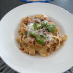 Makaron z sosem pomidorowym i świeżą bazylią