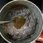 w garnku gotuje się mak