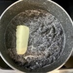 w garnku gotuje się mak