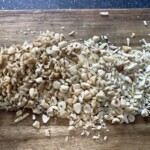 posiekane rzęchy leżą na desce kuchennej