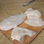 piersi z kurczaka na blacie kuchennym