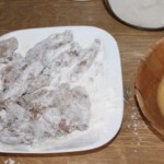 paski piersi z kurczaka obtaczane są w mące