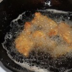 Nugetsy z kurczaka smażą się na patelni