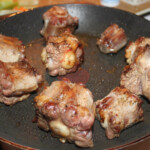 na patelni smażą się kawałki ogonów wołowych