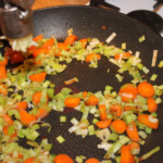 na patelni smażą się drobno pokrojone warzywa