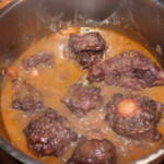 Ogony wołowe duszone w winie z rozmarynem