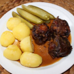 Ogony wołowe duszone w winie z rozmarynem