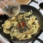 na patelni smaży się cebula pokrojona w piórka