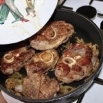 plastry giczy cielęcej ossobuco smażą się na patelni