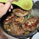 plastry giczy cielęcej ossobuco smażą się na patelni
