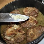 plastry giczy cielęcej ossobuco smażą się na patelni