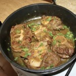 plastry giczy cielęcej ossobuco smażą się na patelni