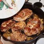 na patelni smażą się plastry giczy cielęcej na ossobuco alla milanese