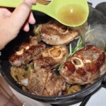 na patelni duszą się plastry giczy cielęcej na ossobuco alla milanese