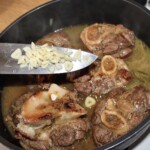 na patelni duszą się plastry giczy cielęcej na ossobuco alla milanese