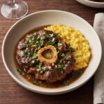 ossobuco alla milanese podane na talerzu z ryżem