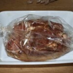 Pieczeń wieprzowa w św trakcie pieczenia