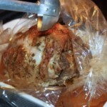 Pieczeń wieprzowa w św trakcie pieczenia