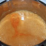 w garnku znajduje się pieczeniowy sos paprykowy do mięsa