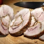 Pieczeń wieprzowa po upieczeniu pokrojona w plastry