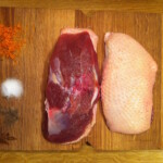 piersi z kaczki leża na desce kuchennej