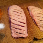 dwie piersi z kaczki z naciętą skórą