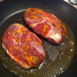 dwie piersi z kaczki smażą się na patelni